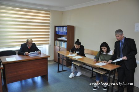 İctimai şuranın üzvləri imtahanların gedişini izləyiblər.