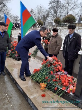 Yusif Osmanlı Şəhidlər Xiyabanını ziyarət edib.