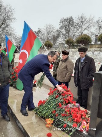 Yusif Osmanlı Şəhidlər Xiyabanını ziyarət edib.