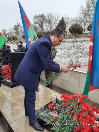 Yusif Osmanlı Şəhidlər Xiyabanını ziyarət edib.