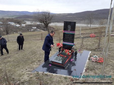 Yusif Osmanlı Şəhid məzarını ziyarət edib.