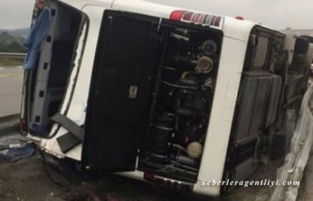 Bakıda dəhşət: Avtobus və maşın toqquşdu, hər ikisi körpüdən aşdı - Yaralılar var