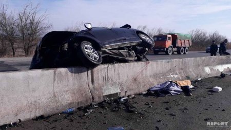"KİA" beton lövhəyə çırpıldı: 1ölü, 1 yaralı - Kürdəmirdə ağır qəza - FOTOLAR