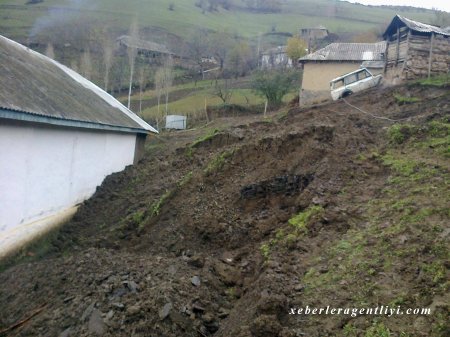 Badamdarda yenidən torpaq sürüşməsi olub