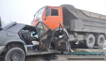 Hacıqabulda yük və minik avtomobilləri toqquşdu, ölən var