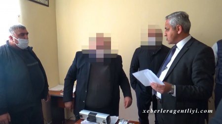 Bələdiyyə sədri saxta arayışlar satan zaman xidməti otağında saxlanıldı - Əməliyyat/Foto