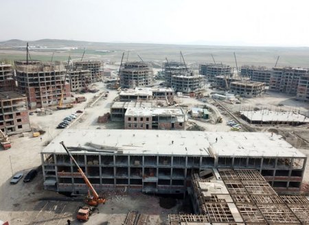 Azərbaycan Prezidenti 3042 məcburi köçkün ailəsi üçün yaşayış binalarından ibarət məhəllələrdə tikinti işlərinin gedişi ilə tanış olub Azərbaycan Prezidenti 3042 məcburi köçkün ailəsi üçün yaşayış binalarından ibarət məhəllələrdə tikinti işlərinin gedişi ilə tanış olub