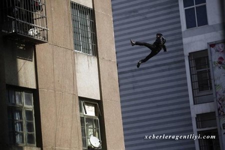 11-ci mərtəbədən yıxıldı, həyətdəki avtomobilin üstünə düşüb sağ qaldı