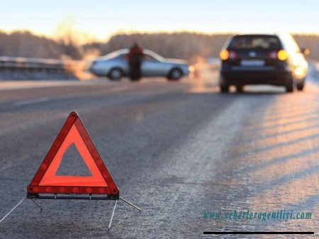 Biləsuvarda “Toyota” motosikletlə toqquşdu, bir nəfər öldü
