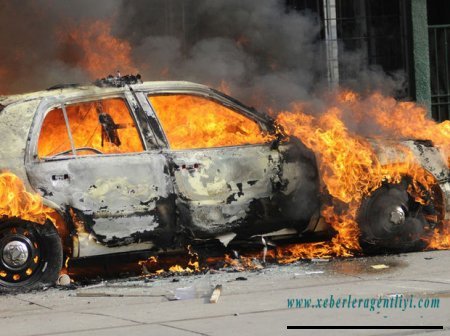 Bakıda avtomobil səkiyə çırpılıb yandı