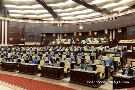 Deputatlara bayram pulu verilib