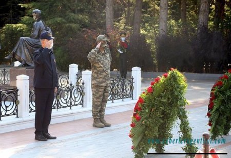 Azərbaycan və Türkiyə Müdafiə Nazirliklərinin rəhbərliyi Fəxri və Şəhidlər xiyabanını ziyarət etdi - FOTO