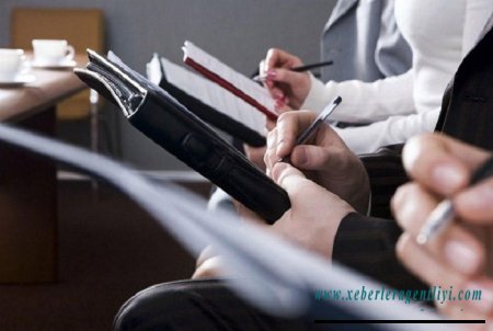 Jurnalist olmaq istəyənlər imtahan verir
