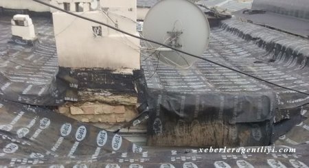 “Torqovaya”da çoxmərtəbəli binanın damı uçdu - VİDEO