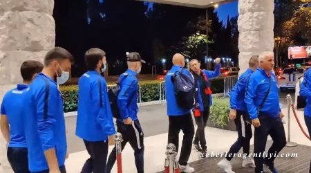 Milli komandamızın futbolçuları Monteneqroda hərbi marşla qarşılandı - VİDEO