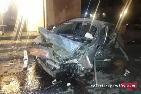 Bakıda avtomobil mağazaya çırpıldı - Sürücü ağır yaralandı - FOTO