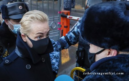 Navalnının məhkəməsi keçirilən ərazidə bir neçə nəfər saxlanılıb