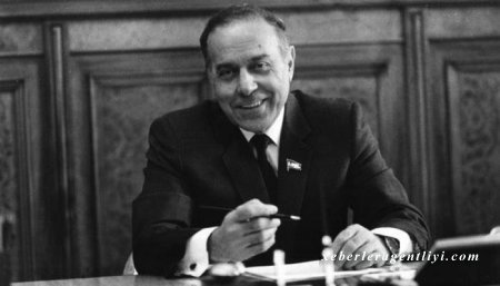 5 fevral 1999 — Prezident Heydər Əliyev “Naxçıvan Muxtar Respublikasının 75 illiyinin qeyd edilməsi barədə” fərman verib