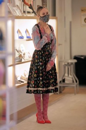 Məşhur aktrisa ekstravaqant geyimi ilə təəccübləndirdi - FOTO