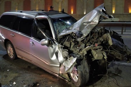 Gəncədə minik maşını “KamAZ”a çırpılıb, xəsarət alanlar var – FOTO