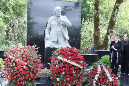 Xalq şairi Musa Yaqubun anım günü münasibətilə şairin qəbirüstü abidəsinin açılışı olub