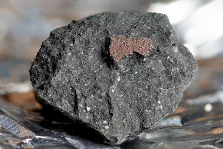 Alimlər Yerə düşən meteoritdə iki naməlum material aşkar ediblər