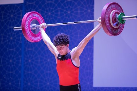 İsa Rüstəmov zirvədə qərarlaşdı