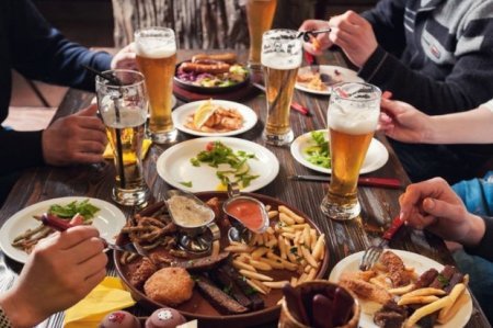 Abşeronda yemək masasında baş verən mübahisə qanla bitdi