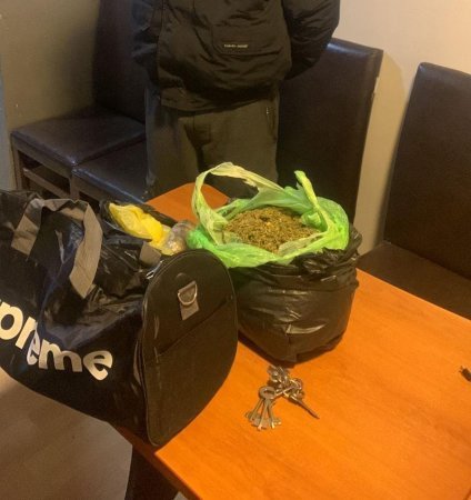 Neftçala Rayon Polis Şöbəsinin əməkdaşları tərəfindən keçirilən əməliyyat tədbirləri nəticəsində sosial şəbəkə vasitəsilə tanış olduğu əcnəbi narkotacirdən onlayn yolla narkotik alan şəxs saxlanılıb