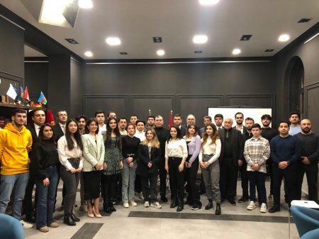 Sahil Babayev azərbaycanlı tələbələrlə görüşdü 