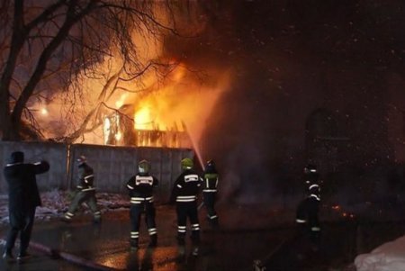 Moskvanın mərkəzində yaşayış binasında güclü yanğın: Ölənlər var