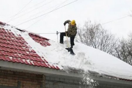 Şamaxı sakini qar təmizləyərkən damdan yıxılaraq xəsarət alıb