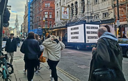 İngiltərənin 3 şəhərində Xocalı soyqırımı ilə bağlı məlumatlandırma aksiyası keçirilib