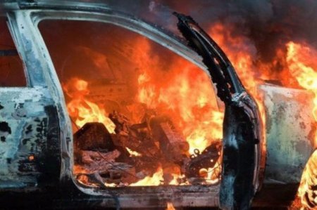 Ağdamda iki avtomobil toqquşdu: Biri yandı