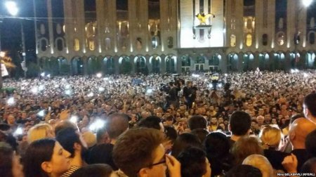 Gürcüstanda GƏRGİNLİK: hakimiyyətə tələblər irəli sürüldü