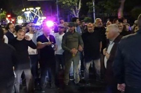 İrəvanda ölən əsgərlərin valideynləri şəhərin mərkəzi prospektini bağladılar - VİDEO