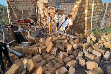 Tovuzda güclü külək bir neçə evin yardımçı tikililərini uçurub