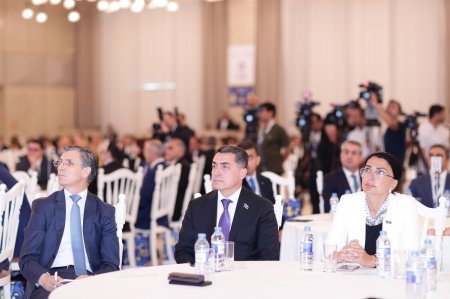 Ölkəmizdə ilk dəfə olaraq İnsan Resursları Zirvəsi öz işinə başlayıb