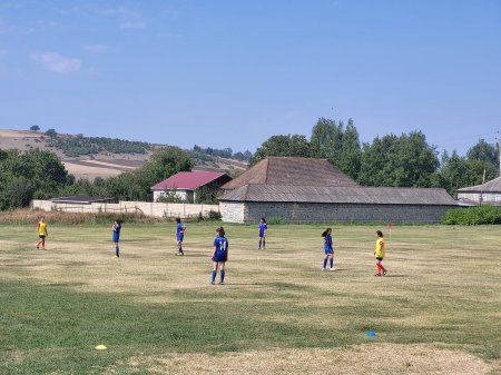 U-14 yaşlı qızlar arasında futbol idman növü üzrə yoldaşlıq görüşü keçirilib