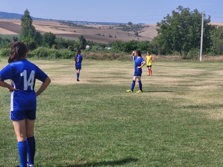 U-14 yaşlı qızlar arasında futbol idman növü üzrə yoldaşlıq görüşü keçirilib