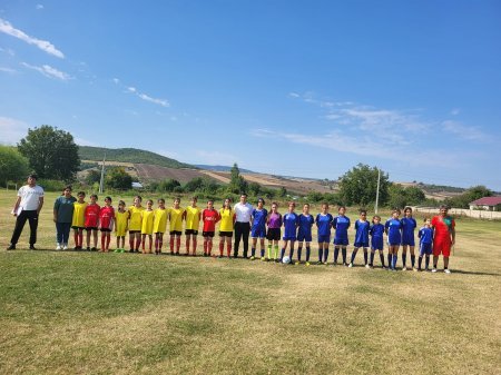 U-14 yaşlı qızlar arasında futbol idman növü üzrə yoldaşlıq görüşü keçirilib