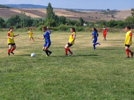 U-14 yaşlı qızlar arasında futbol idman növü üzrə yoldaşlıq görüşü keçirilib