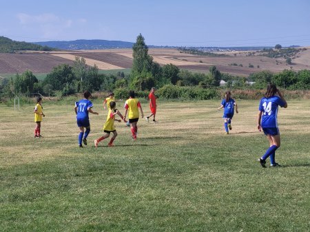 U-14 yaşlı qızlar arasında futbol idman növü üzrə yoldaşlıq görüşü keçirilib