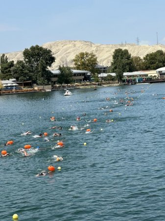 “Kürü keçək” açıq suda üzmə yarışında üzgüçülər iştirak edərək nazirlik tərəfindən həvəsləndirici medalla təltif ediliblər