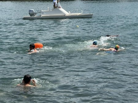 “Kürü keçək” açıq suda üzmə yarışında üzgüçülər iştirak edərək nazirlik tərəfindən həvəsləndirici medalla təltif ediliblər