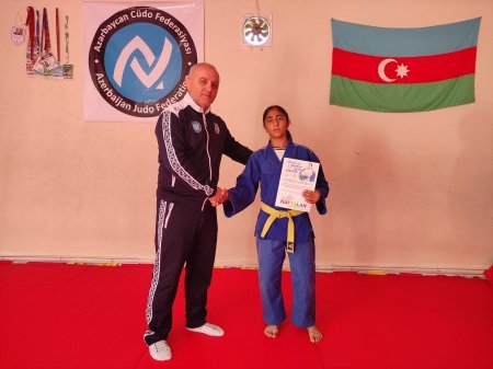 Naftalanlı qız cüdoçuları ilə iki digər rayonun qız cüdoçuları arasında yoldaşlıq görüşü keçirilib