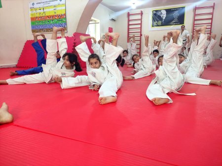 Naftalanlı qız cüdoçuları ilə iki digər rayonun qız cüdoçuları arasında yoldaşlıq görüşü keçirilib