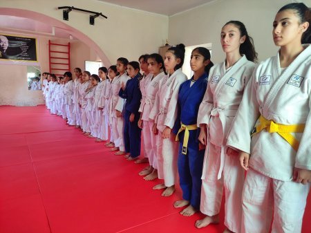 Naftalanlı qız cüdoçuları ilə iki digər rayonun qız cüdoçuları arasında yoldaşlıq görüşü keçirilib