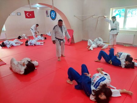 Naftalanlı qız cüdoçuları ilə iki digər rayonun qız cüdoçuları arasında yoldaşlıq görüşü keçirilib