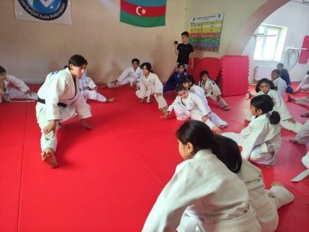 Naftalanlı qız cüdoçuları ilə iki digər rayonun qız cüdoçuları arasında yoldaşlıq görüşü keçirilib